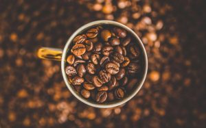 Koffie bonen in kopje