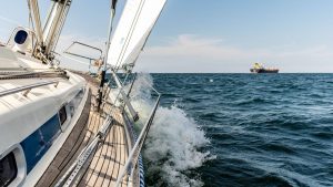 Zeilen tegen de wind